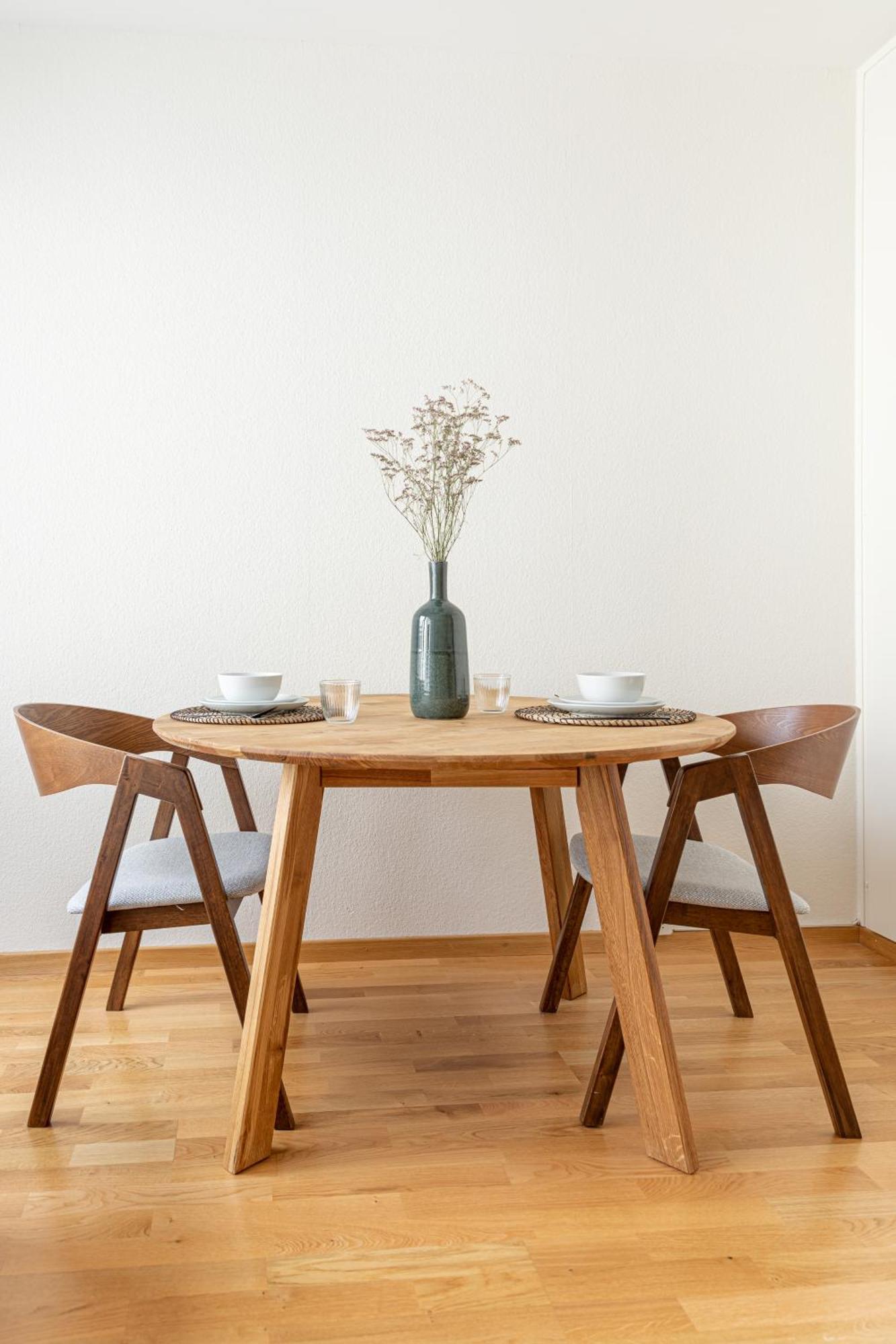 Stylish Lakeside Apartment *